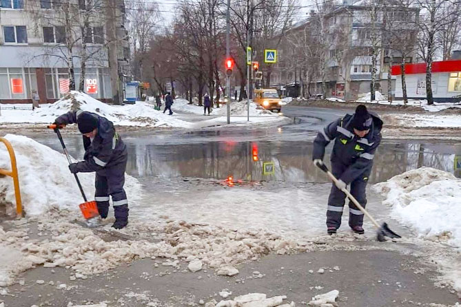 уборка наледи возле пешеходного перехода
