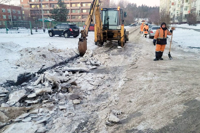 уборка наледи на Ларина 1