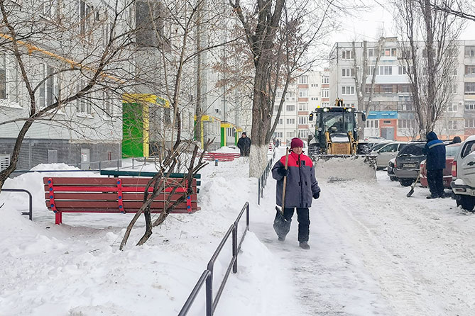 уборка снега во дворе