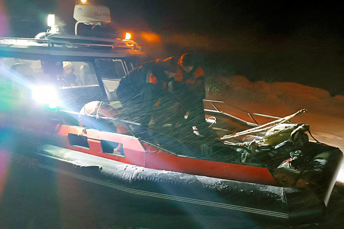 спасатели эвакуируют мужчину