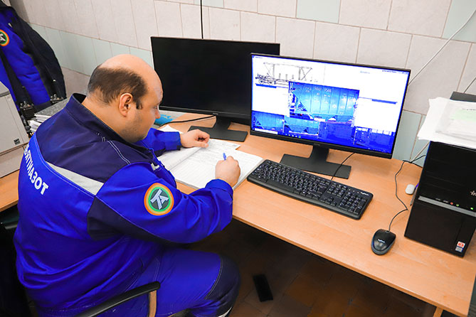 сотрудник ТОАЗа за компьютером