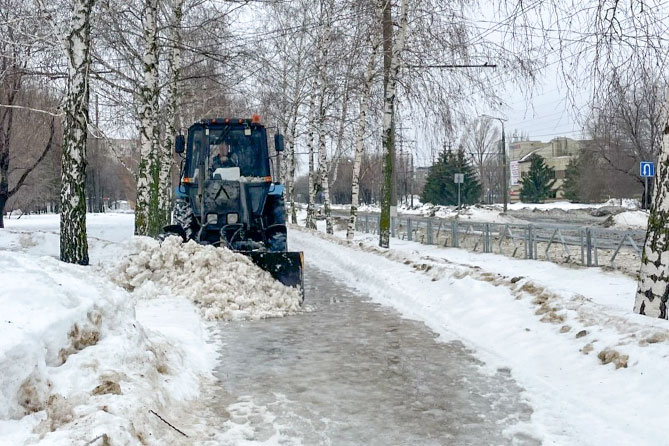 уборка снега на тротуаре дорожной техникой