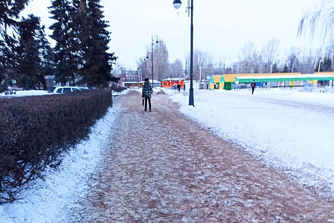 песок на тротуаре рядом с Центральной площадью