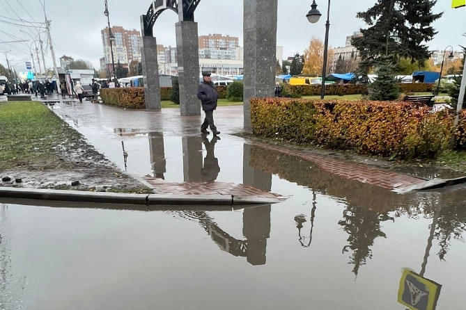 лужа на пешеходном переходе около Центральной площади