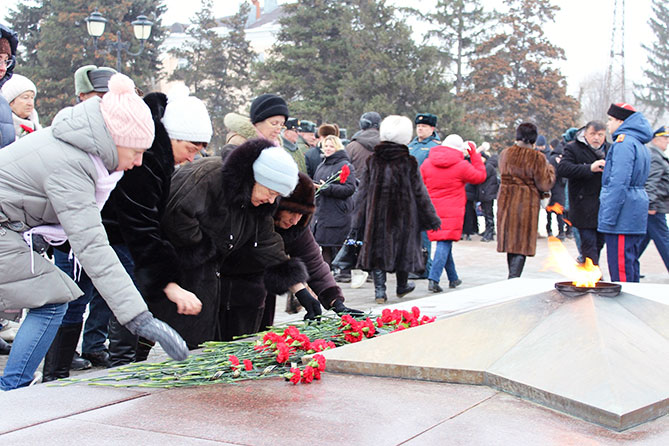 горожане возлагают цветы к Вечному Огню