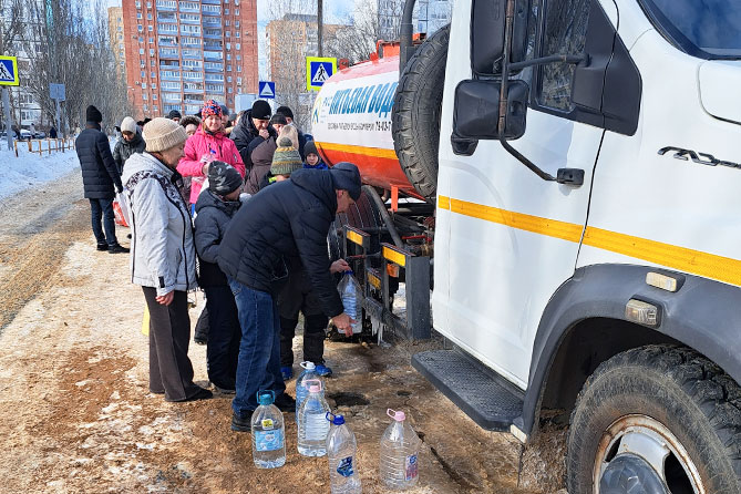 жители набирают воду в бойлере