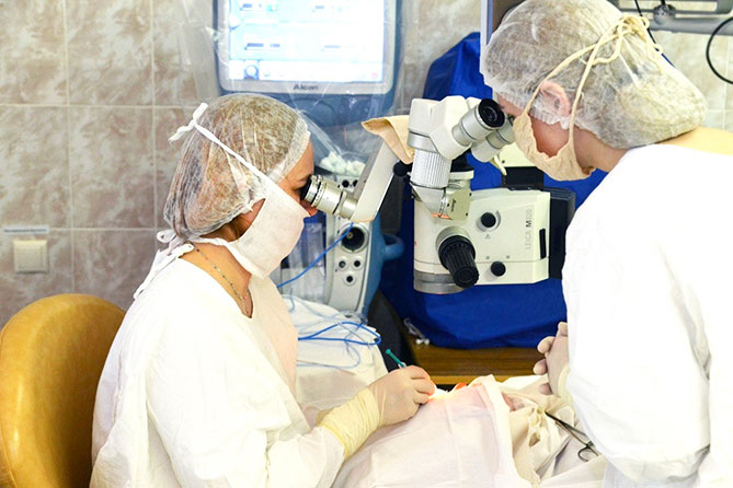 врачи-офтальмологи проводят операцию