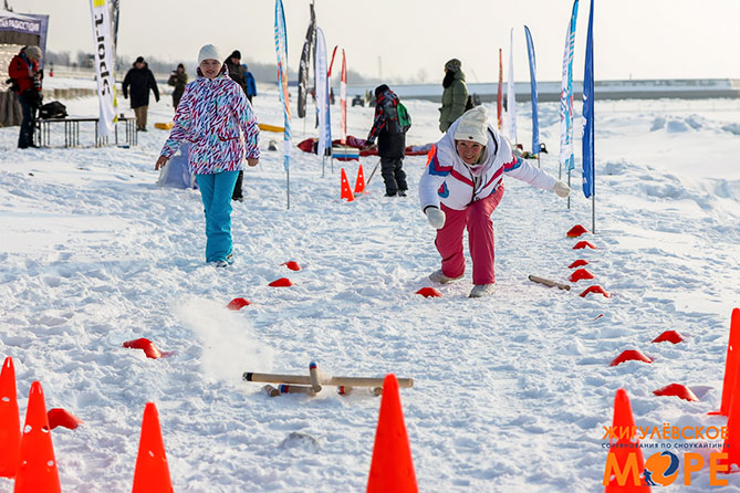 женщины играют в городки