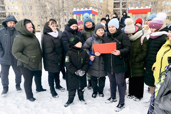 жильцы дома обсуждают благоустройство двора