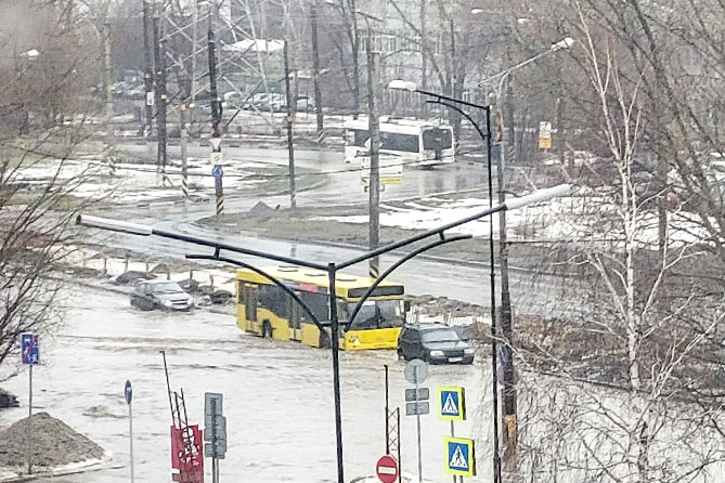 автобус едет по улице Комсомольской возле Аэрохолла