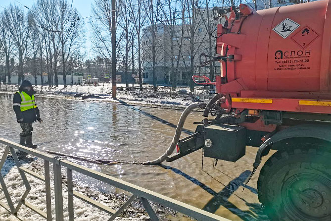 откачка воды на улице Комсомольской