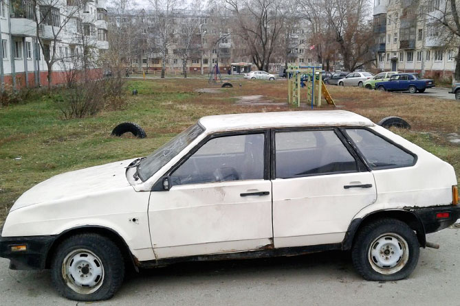 брошенная машина во дворе