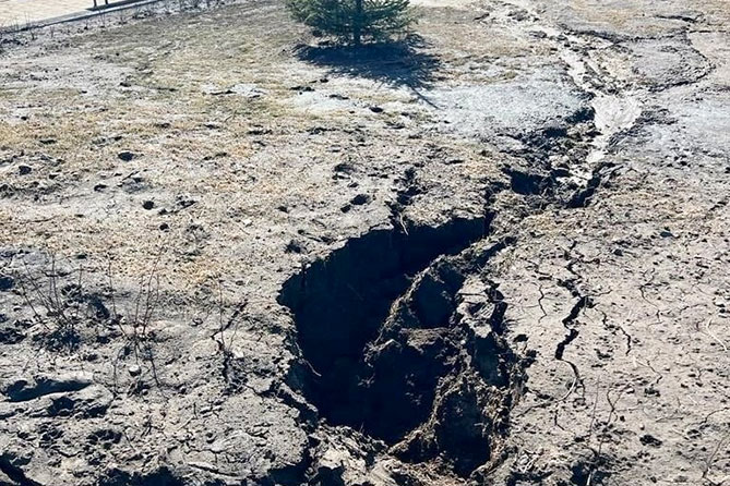 набережная трещина грунт склон 25-03-2023 трещина на склоне набережной