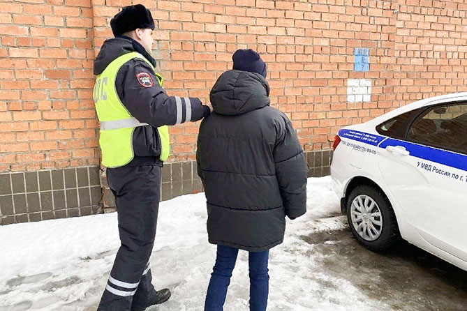 сотрудник ГИБДД рядом с подростком