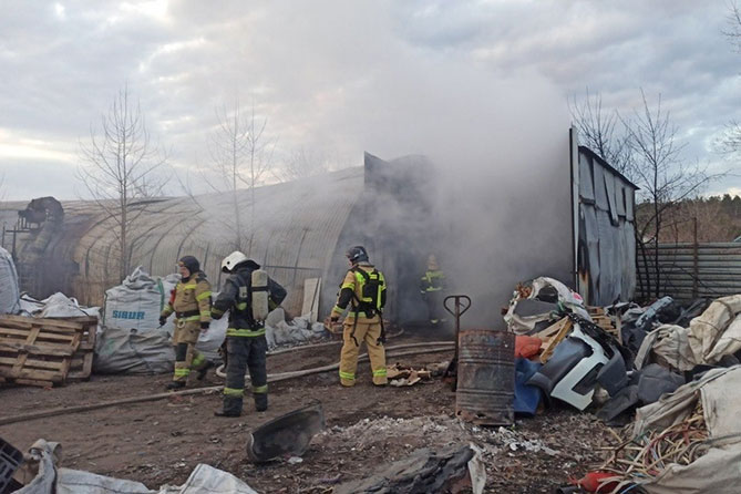 пожарные тушат загоревшийся ангар