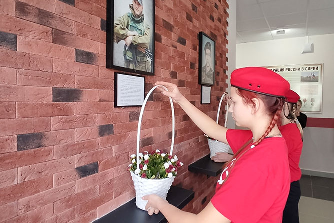 ученики возлагают цветы в музейном комплексе