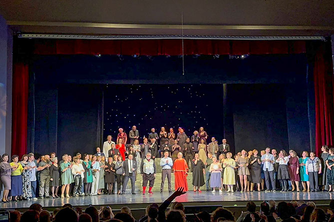 артисты театра Колесо на сцене