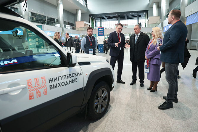 презентация автомобиля Лада Нива Тревел на выставке