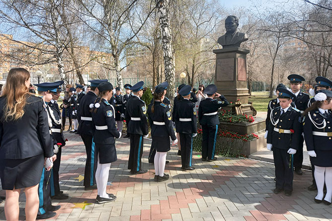школьники возлагают цветы к памятнику Сергея Королева