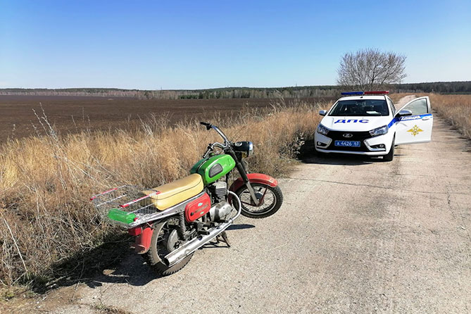 автомобиль ДПС рядом с мотоциклом