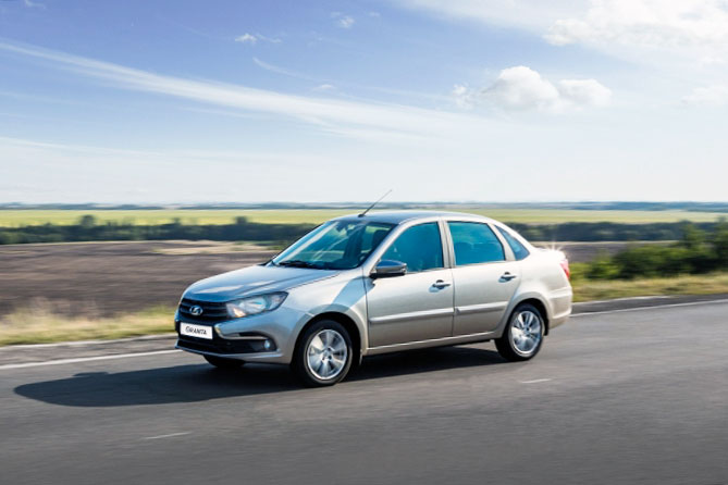 LADA Granta едет по дороге