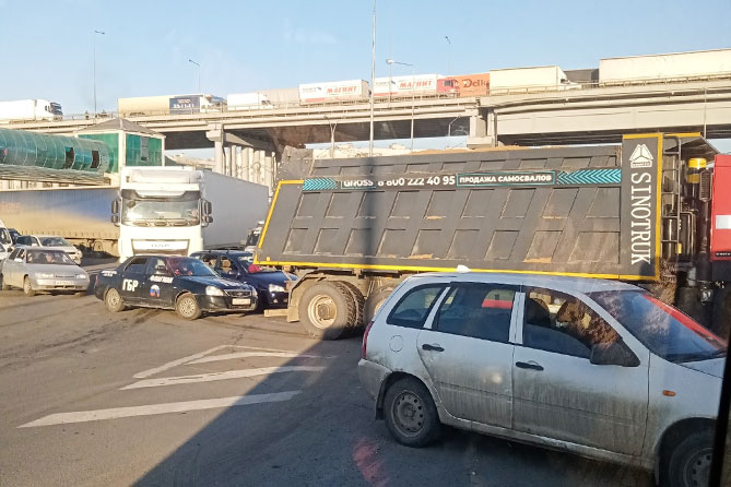 грузовики в пробке на Жигморе