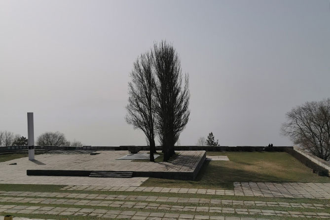 мгла над Волгой возле памятника Татищеву