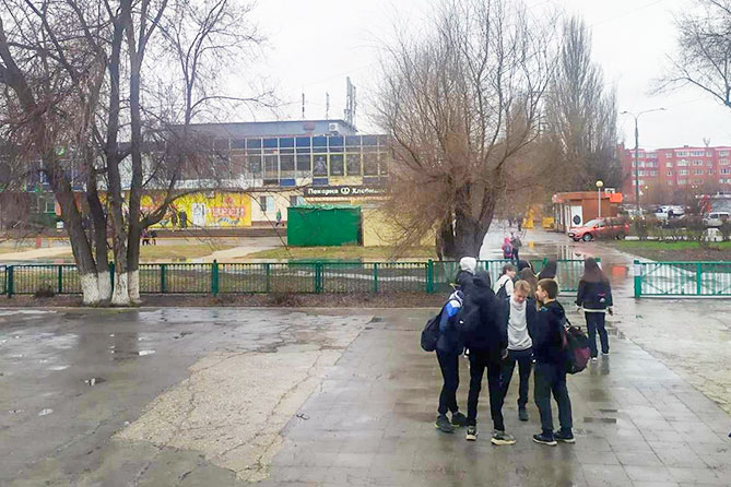 дети возле школы