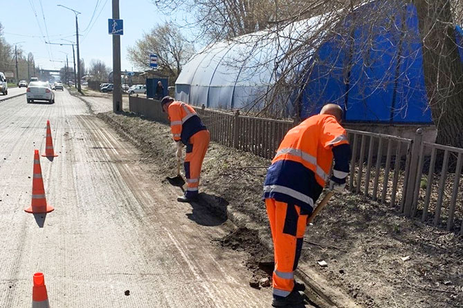 уборка прибордюрной грязи на улице Новозаводской