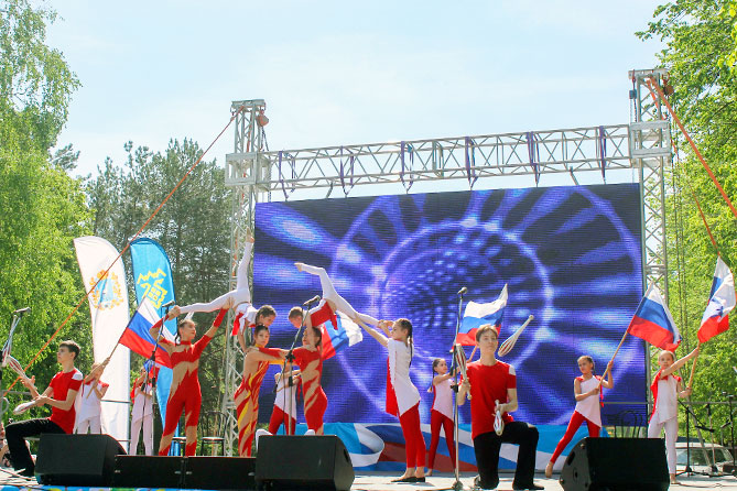 цирковая студия выступает в парке Победы