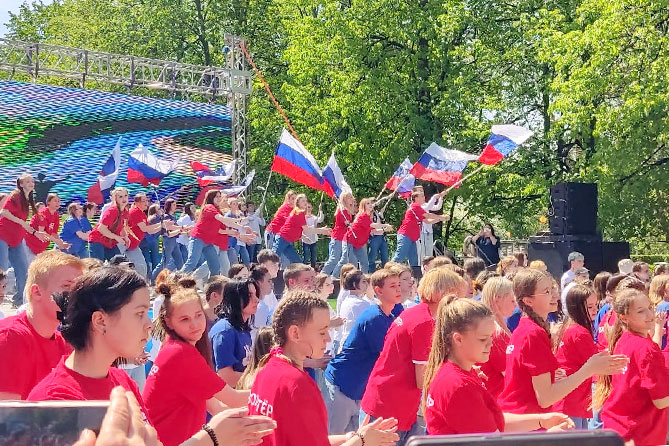 молодежь на праздновании 1 мая