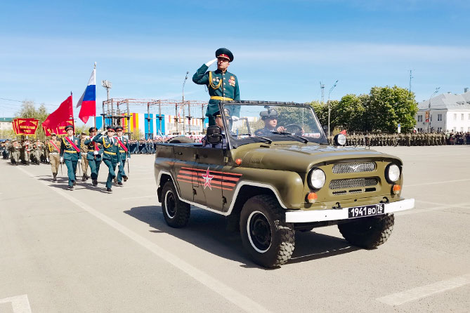 торжественный мар на площади Свободы