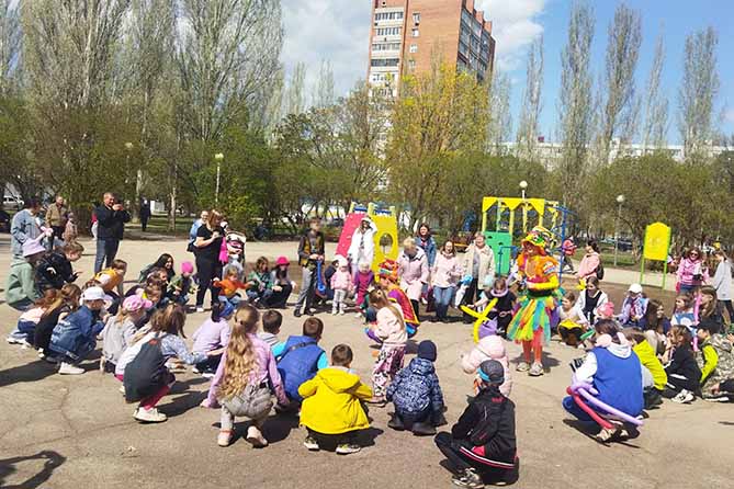 на детской площадке