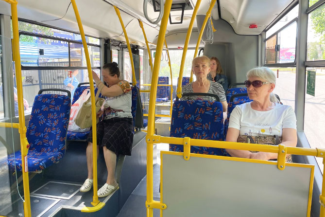 пассажиры в новом автобусе