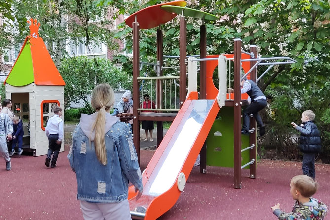 дети играют на детской площадке