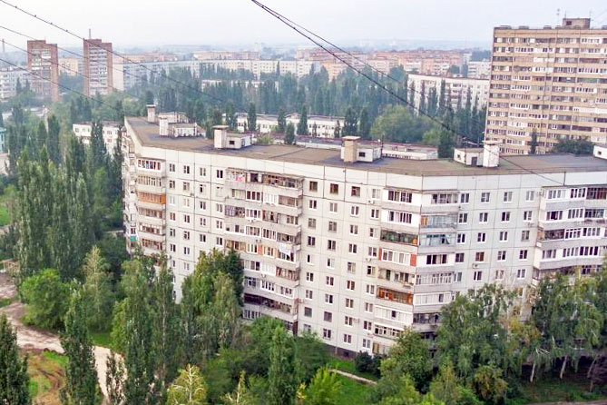 многоэтажные дома в жилом квартале