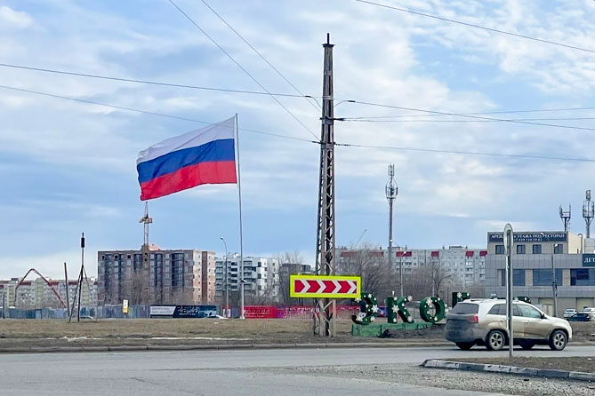 флаг России на пересечении улиц Автостроителей и 40 лет Победы