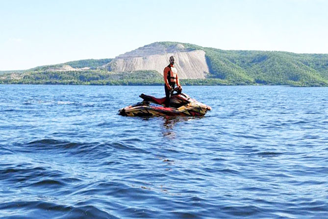 мужчина на гидроцикле