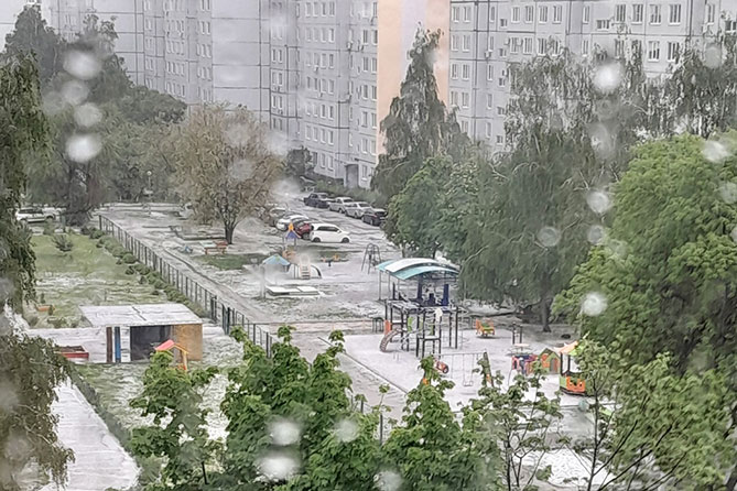 снег во дворе в мае