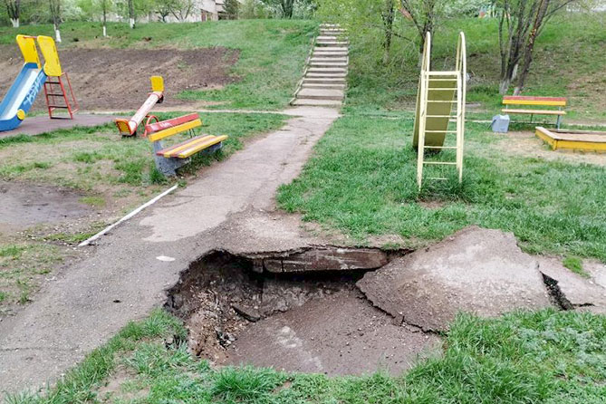 провал грунта на детской площадке