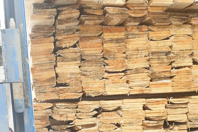 лесоматериалы в грузовике