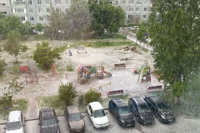 снег во дворе в мае
