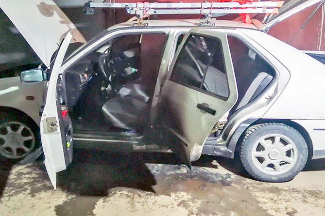 обгоревший автомобиль