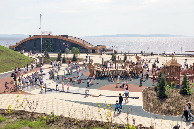 люди гуляют на набережной