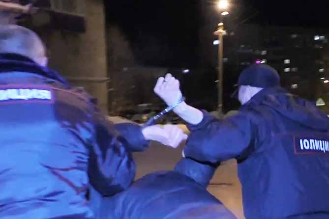 в тольятти разложили криминал по полочкам полиция ведет подозреваемого в наручниках