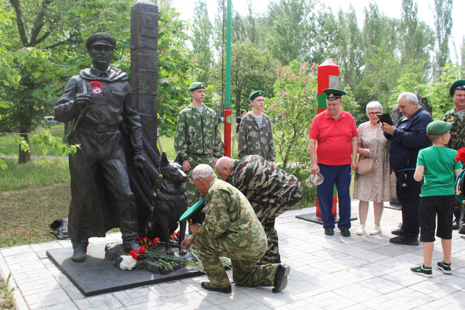 возложение цветов к памятнику пограничников