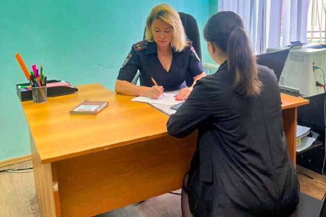 девушка в кабинете полиции