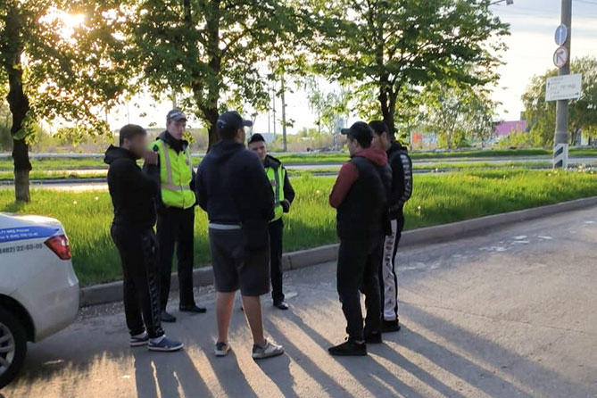 участники конфликта и сотрудники полиции