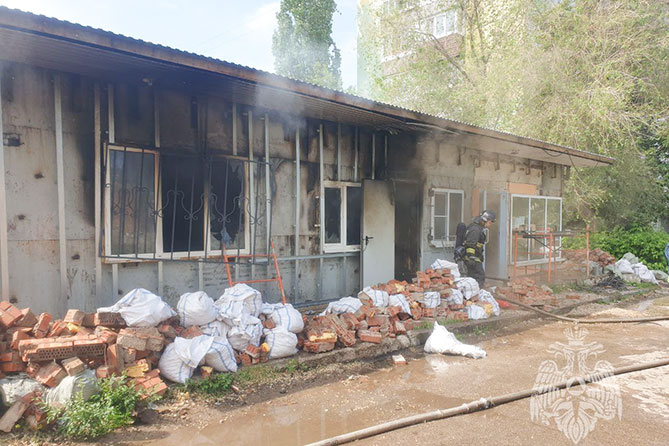 пожар здание бульвар королева 16а пожарный возгорание обгоревшее здание