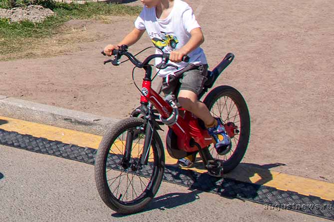 мальчик на велосипеде